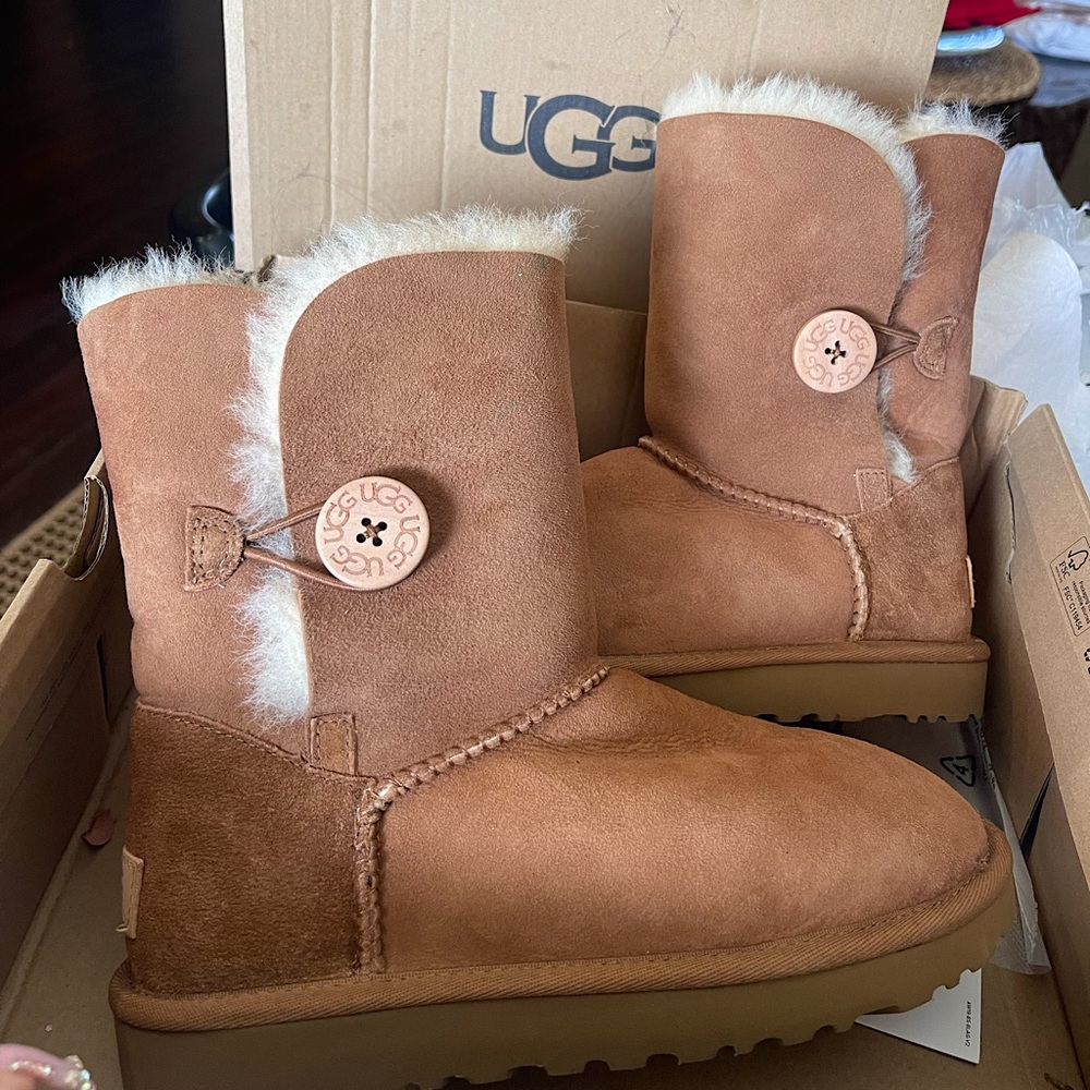 UGG Bailey Button boots size 6 women NEVER WORN